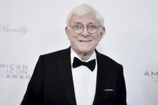 菲尔·多纳休(Phil Donahue)去世，他的日间脱口秀开创了一种不可磨灭的电视类型。